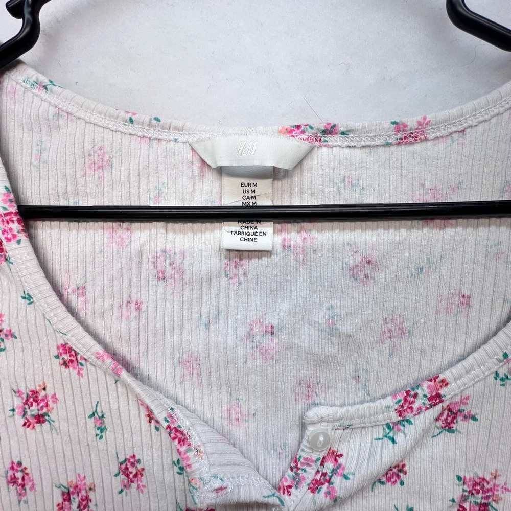 H&M Button Front Ribbed White Pink Rose‎ Floral Top ribbed cotton jersey. Medium - Picture 2 of 7